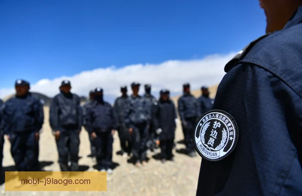 桑托斯边中卫协防范围扩大，防线漏洞被补上
